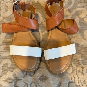 Maurice size 8 white and tan